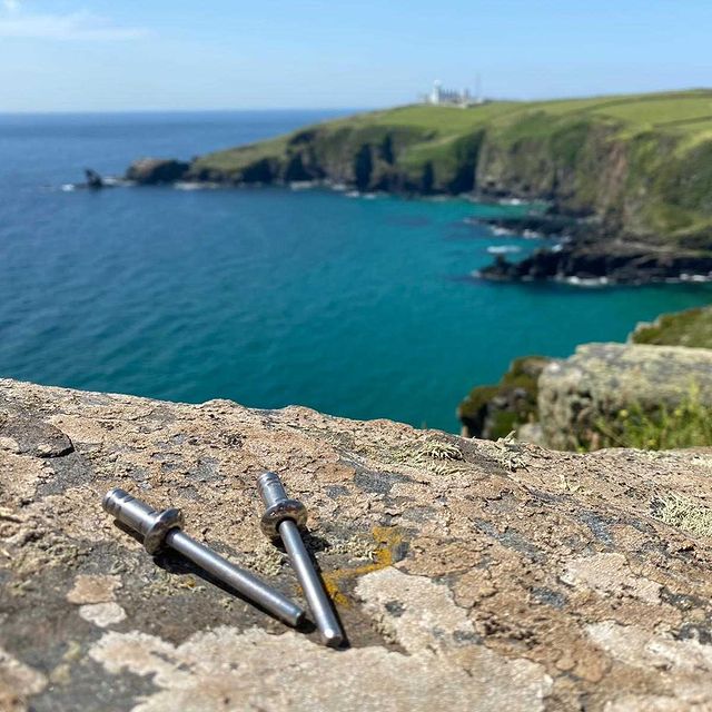 dinh-rut-rivet-chat-lieu